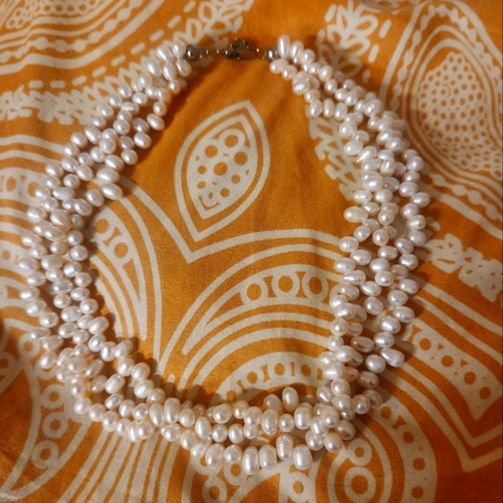 Gorgeous Three Strand Genuine Seed Pearl Necklace EUC Looks Great W/Tan🤎🤎